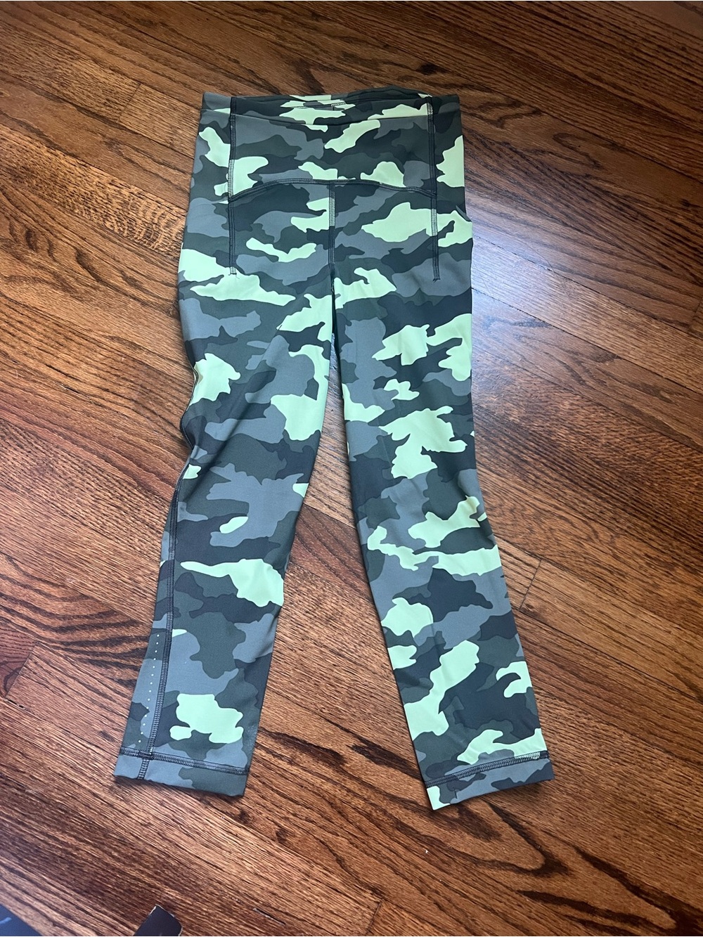 Lululemon Women's cropped Leggings - Green Camo